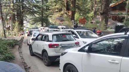 मनाली: मनाली में अतिरिक्त पुलिस जवान नहीं मिलने से लग रहा जाम, पर्यटक हो रहे परेशान