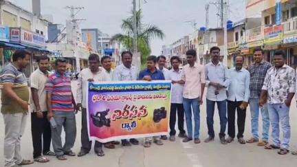 పోచంపల్లి: ఫోటోగ్రాఫర్లపై దాడులను ఖండిస్తూ పోచంపల్లిలో నిరసన చేపట్టిన ఫోటోగ్రాఫర్లు