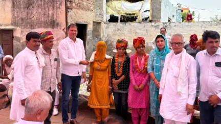 तारानगर: पदमभूषण देवेन्द्र झाझडिय़ा ने गांव रड़साना बास की कक्षा 12वीं की राजस्थान टॉवर छात्रा प्रियंका गोस्वामी का अभिनंदन किया
