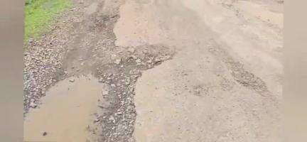 देवळी: आपटी महाकाली मंदिराकडे जाणारा मार्ग: भक्तांची परवड आणि प्रशासनाची अनास्था