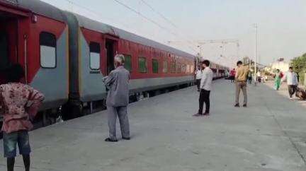 जखनिया: दुल्लहपुर स्टेशन पर सिर कटी लाश से मचा हड़कंप, 6 घंटे बाद मृतक की पहचान चमरूचक गांव निवासी विजय यादव के रूप में हुई