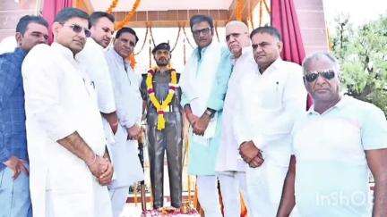 चूरू: चुरू के बालरासर में शहीद कमल सिंह तंवर की मूर्ति का हुआ अनावरण