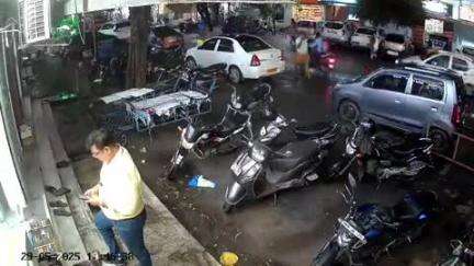 தென்காசி: கார் மீது மரம் சாய்ந்து விழும் பதை பதைக்கும் சிசிடிவி காட்சி வெளியானது