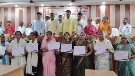 नौतनवा: रतनपुर सभागार में महिला सशक्तिकरण को लेकर बैठक, प्रधानमंत्री आवास के लाभार्थियों को चाबी वितरित की गई