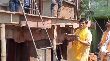 बेरमो: गिरिडीह: भूतबंगला के पास हनुमान मंदिर निर्माण का पूर्व सांसद रविन्द्र पांडये ने किया शुभारंभ