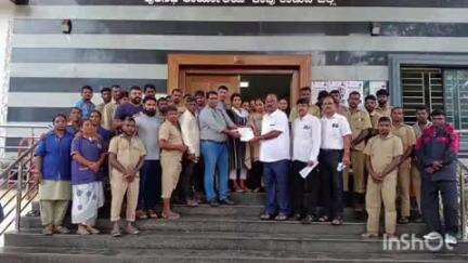 ಕಾಪು: ಕಾಪು ಪುರಸಭೆಯ ಆಭರಣದಲ್ಲಿ ಪೌರಕಾರ್ಮಿಕರ ಮನವಿ ಸ್ವೀಕರಿಸಿದ ಶಾಸಕ ಗುರ್ಮೆ ಸುರೇಶ್ ಶೆಟ್ಟಿ