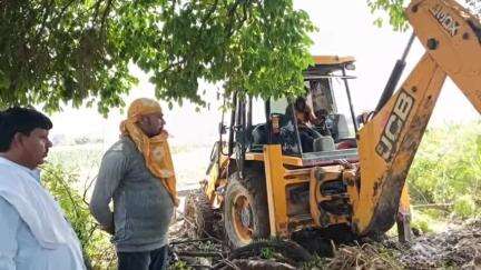 ताखा: श्रावस्ती मॉडल के तहत ताखा की पुरेला और बकौली में जमीन को कराया गया कब्जा मुक्त