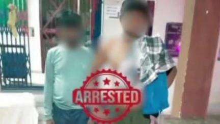 ओबरा: ओबरा थाने की पुलिस ने तेजपुरा लख के पास सड़क किनारे मड़ई के घर से 17 लीटर देशी महुआ शराब किया ज़ब्त, 2 गिरफ्तार