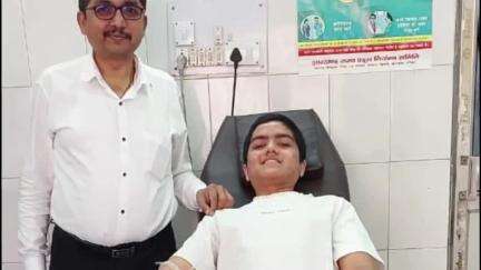 रेड क्रॉस के चेयरमैन अरविंद कुमार के बेटे ने सदर अस्पताल के ब्लड बैंक में पहली बार किया रक्तदान
