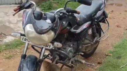 चास: सेक्टर-1B में क्वार्टर का छज्जा धराशायी, इस्पात कर्मी का परिवार दहशत में, एक बाइक क्षतिग्रस्त