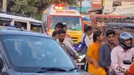 अतरी: टेउसा बाजार में सायरन बजता रहा, एंबुलेंस घंटों जाम में फंसी रही