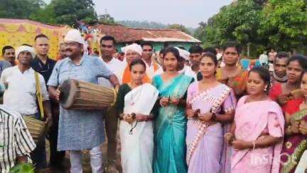 केशकाल: ग्राम मैनपुर में जनपद सदस्य के भतीजे के शादी समारोह में शामिल हुए केशकाल विधायक नीलकंठ टेकाम, वर-वधू को दिया आशीर्वाद