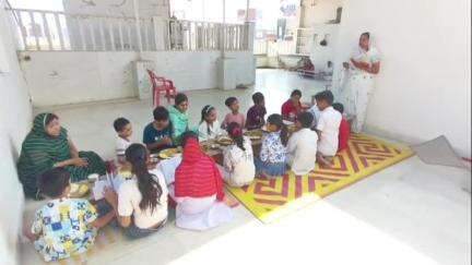सुसनेर: गर्मी की छुट्टियों में महिलाएं बच्चों को धर्म, खेल, भजन, व्यंजन और मंत्र सिखा रही हैं