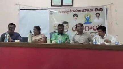 గుంతకల్లు: యోగాతో మానసిక ప్రశాంతత, గుత్తిలో జరిగిన కార్యక్రమంలో ఆర్డీఓ శ్రీనివాస్, డీఎల్డీఓ విజయలక్ష్మి