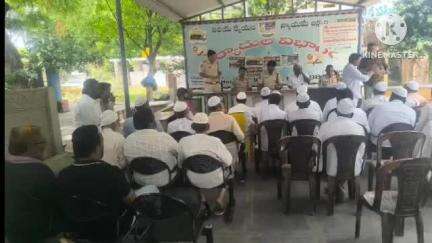 బక్రీద్ పండుగ నేపథ్యంలో ముస్లిం మత పెద్దలతో వన్ టౌన్ పోలీస్ స్టేషన్లో సమావేశం నిర్వహించిన హిందూపురం డిఎస్పి మహేష్