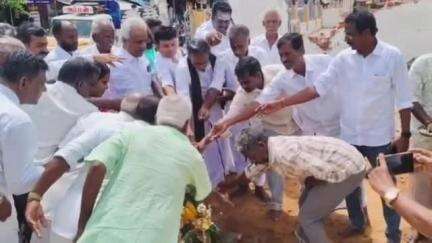 வேதாரண்யம்: ராஜாஜி பூங்கா வளாகத்தில் ₹40 லட்சம் மதிப்பீட்டில் புதிய கடைகளின் கட்டுமான பணிக்கான பூமி பூஜை  நடைபெற்றது