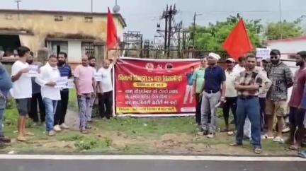 चाईबासा: जोड़ापोखर में लोगों ने बिजली की समस्या को लेकर किया प्रदर्शन, सुधार न होने पर बिजली कार्यालय में तालाबंदी की दी चेतावनी