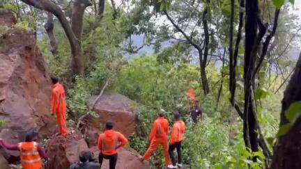 கூடலூர்: தவளை மலை அருகே அபாயகரமான நிலையில் உள்ள பாறைகளை அதிகாரிகள் ஆய்வு