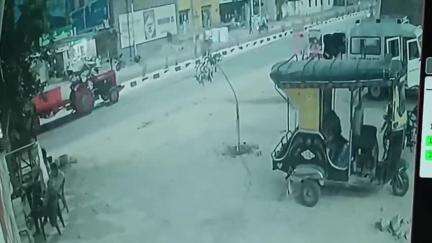 नवलगढ़: नवलगढ़ में घुमचक्कर पर भीषण सड़क हादसे का सीसीटीवी फुटेज आया सामने, कार सवार 2 लोग हुए घायल