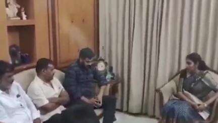మాజీ మంత్రి కాకాణి కుమార్తె పూజతతో మాజీ మంత్రి అనిల్ భేటీ ..వైఎస్ఆర్ కాంగ్రెస్ పార్టీ మొత్తం అండగా ఉంటుందని భరోసా