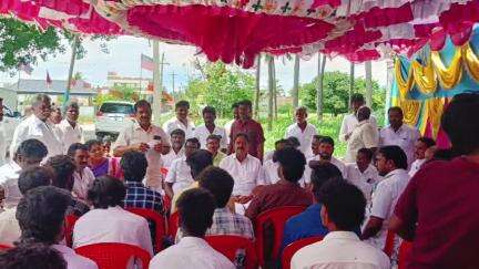 ஊத்தங்கரை: சென்னப்பநாயக்கனூரில் தவெகவை சேர்ந்த 29 பேர் பர்கூர் MLA மதியழகன் முன்னிலையில் திமுகவில் இணைந்தனர்