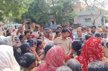 वरोरा: नळाला पाणी येत नाही म्हणून संतप्त महिलांनी शेगाव बू. ग्रामपंचायत ला ठोकले कुलूप