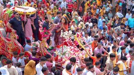 मांट: नौहझील के झाड़ी हनुमान मंदिर में श्रीमद्भागवत कथा का हुआ शुभारंभ, हेलीकॉप्टर से की गई पुष्प वर्षा