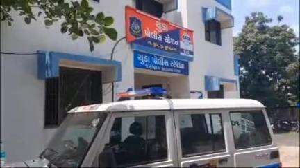 ચુડા: ચુડા તાલુકા ના વેજલકા ગામે થી ઇંગ્લીશ દારૂનો મોટો જથ્થો ઝડપાયો બે આરોપીઓ ફરાર ચુડા પોલીસે વધુ તપાસ હાથ ધરી છે