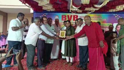 பழனி: +2 தேர்வில் தமிழகத்தில் முதலிடம் பிடித்த  மாணவிக்கு பழனி பாரத் வித்யா பவன் பள்ளியில் 10 கிராம் தங்க நாணயம் வழங்கி பாராட்டு