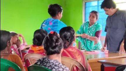 জয়নগর ১: জয়নগর থানার হরিনারায়ণ ্পুর পঞ্চায়েত অফিসে প্রধানের উপস্থিতিতে মহিলার নিয়ে আলোচনা সভা