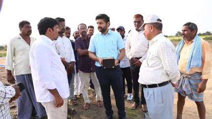 అసిఫాబాద్: అకాల వర్షాల నేపథ్యంలో వరి ధాన్యం కొనుగోలు ప్రక్రియను వేగవంతం చేయాలి: ఎడవెల్లిలో జిల్లా కలెక్టర్ వెంకటేష్ దోత్రే