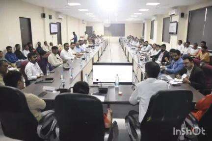 વઢવાણ: શહેરમાં ‘ઈકોનોમિક ડેવલપમેન્ટ પ્લાન’ તૈયાર કરવા અંગે મહાનગરપાલિકા સભાખંડ ખાતે બેઠક યોજાઇ