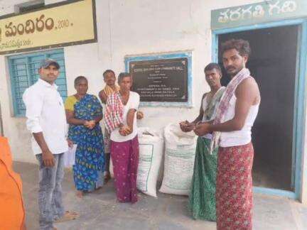 శింగనమల: నియోజకవర్గ కేంద్రంలో 3 వేల క్వింటాళ్ల వేరుసెనగ విత్తనాలు అందుబాటులో ఉన్నాయని మండల వ్యవసాయ అధికారి అన్వేష్ వెల్లడి