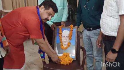 नजीबाबाद: कोतवाली रोड स्थित अपना दल कैंप कार्यालय पर चौधरी चरण सिंह की पुण्यतिथि पर उन्हें याद किया गया