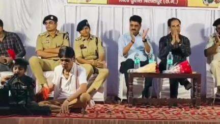 मस्तुरी: ग्राम महमंद में चेतना अभियान के तहत एक फ़ौजी की बिटिया ने अपने पिता और भारतीय सेना के प्रति भक्ति भाव व्यक्त किया