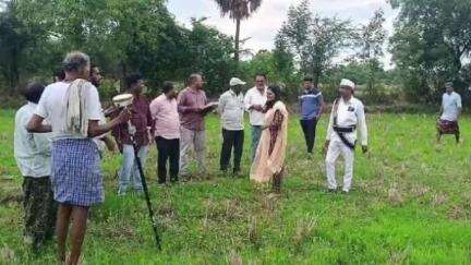 కొవ్వూరు: భూ రీ-సర్వేలో పాల్గొన్న నెల్లూరు ఆర్డీవో అనూష