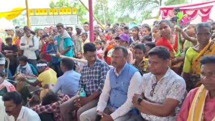 बंदगांव: भालुपानी गांव में छऊ नृत्य का आयोजन, ग्रामीणों की उमड़ी भीड़