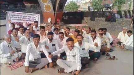 वैजापूर: हक्काच्या पैश्यासाठी चौथ्या दिवशीही क्रांतीचौकात उपोषण,उद्या संचालकांची बैठक,शेतकऱ्यांना मार्ग निघण्याची आशा #Jansamasya