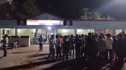 सहसपुर लोहारा: गौ माता के साथ अनाचार करने वाले आरोपी के खिलाफ बजरंग दल के कार्यकर्ताओं ने थाना कोतवाली का किया घेराव, आरोपी गिरफ्तार