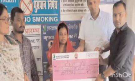 चांदवा: बोरसीदाग गांव की महिला को टोरी ग्रामीण बैंक में दिया गया बीमा क्लेम के ₹2 लाख का चेक