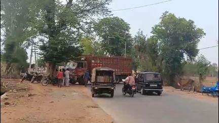 शिवपुरी: सिरसौद पिछोर सड़क मार्ग पर मिनी ट्रक खराब होने से आधे घंटे तक यातायात बाधित रहा