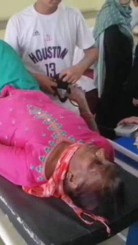 मवाना: खेड़ी के पास अज्ञात वाहन से बचने के चक्कर में महिला की बाइक फिसली, घायल हुई