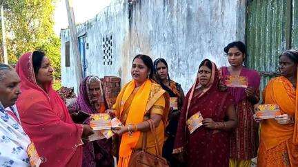 आमंत्रण पत्र देकर लोगों को जाने के लिए अपील करते हुए