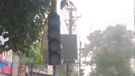 সিউড়ি ১: ট্রাফিক আইন ভাঙ্গার অপরাধে বীরভূম জেলা ট্রাফিক পুলিশের পক্ষ থেকে ১২২ জনকে জরিমানা করা হয়েছে