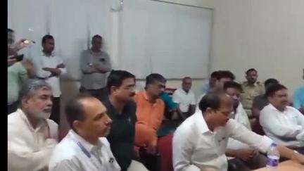 अचलपूर: फिनले मिलमध्ये आमदार प्रवीण तायडे आक्रमक; GM वर पाण्याची बाटली उगारली