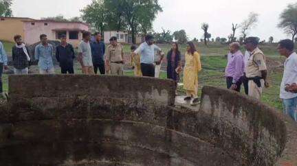 अवंतिपुर बड़ोदिया: कलेक्टर सुश्री बाफना ने टांडाखुर्द में नवीन तालाब के जल गंगा संवर्धन कार्यों का निरीक्षण किया