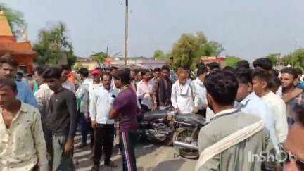राघोगढ़: राघोगढ़ में खाद न मिलने पर किसानों ने मंडी गेट के बाहर सड़क पर लगाया, जाम मौके पर पहुंचा पुलिस प्रशासन #jansamasya