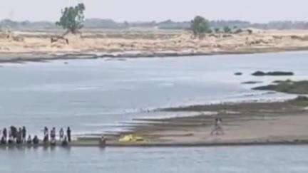 कैंपियरगंज: राप्ती नदी में नहाते समय गहरे पानी में गईं मिरीहिरिया गाँव की तीनों किशोरियों के शव को एसडीआरएफ की टीम ने किया बरामद
