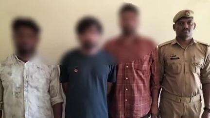 गोला: बड़हलगंज के अंबेडकर चौराहे पर पुलिस ने स्कॉर्पियो सवार 3 युवकों को अवैध पिस्टल के साथ किया गिरफ्तार