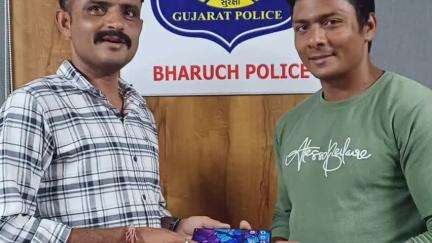 અંકલેશ્વર: “તેરા તુજ કો અર્પણ” કાર્યક્રમ અંતર્ગત CEIR પોર્ટલની મદદથી પોલીસે ગુમ થયેલ ૦૬ મોબાઇલ ફોન મુળ માલીકોને પરત અપાવ્યા